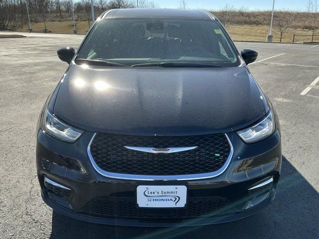 Used 2025 Chrysler Pacifica Select image 9