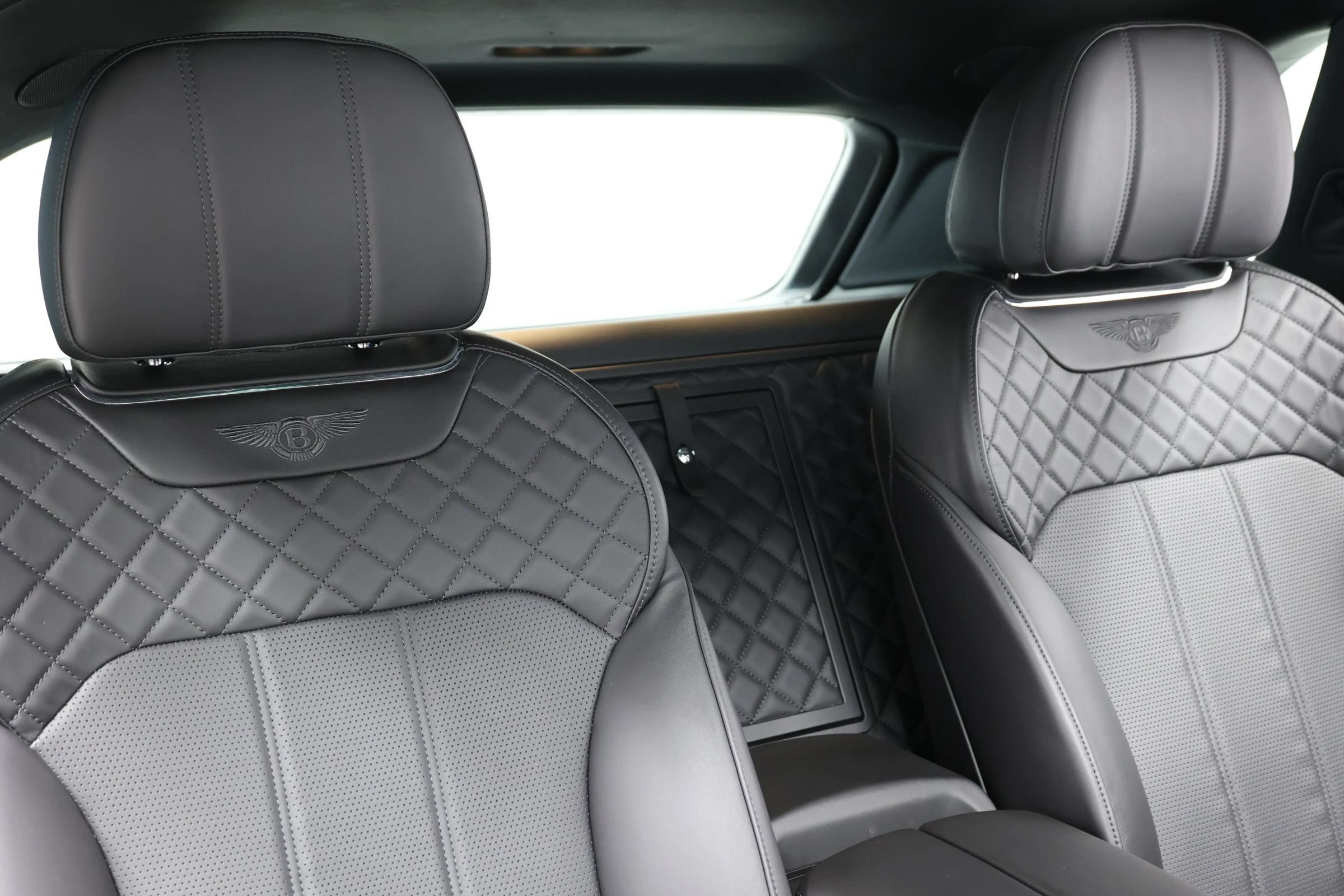 Used 2020 Bentley Bentayga Plug-In Hybrid AWD/4WD image 87
