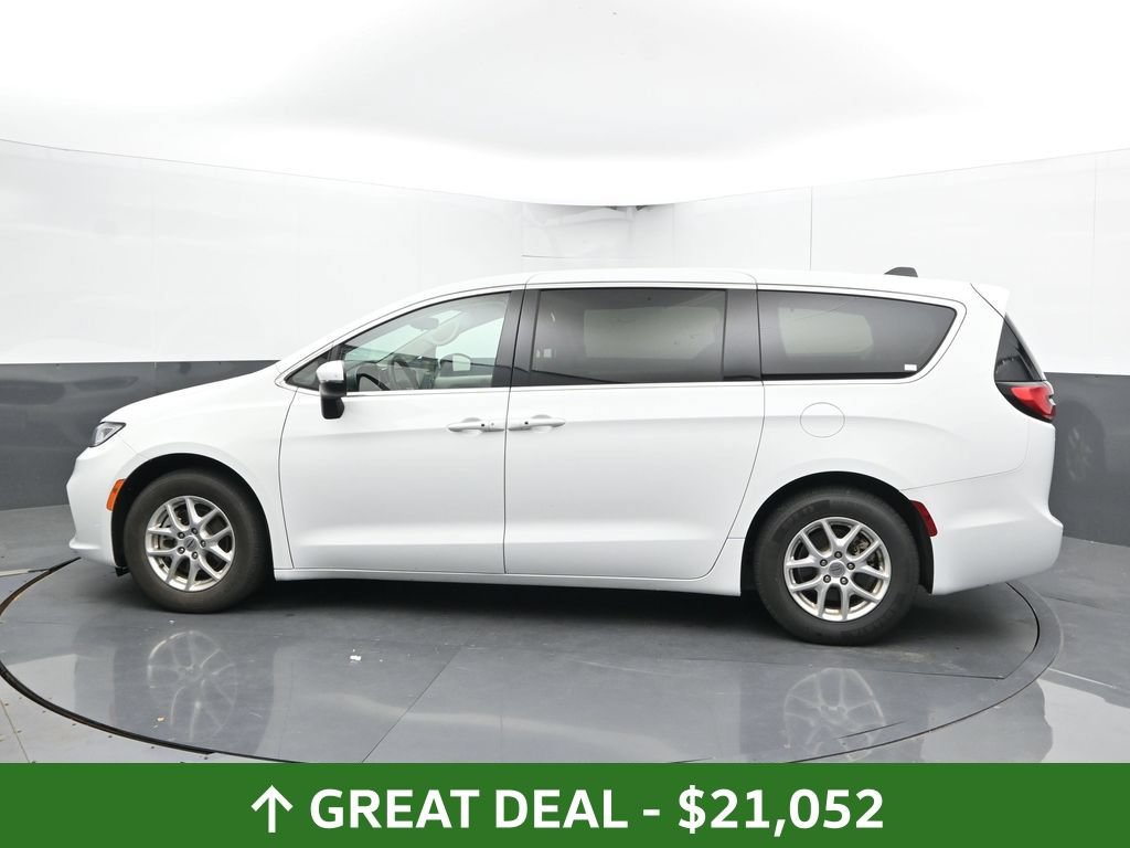 Used 2023 Chrysler Pacifica Touring-L FWD image 10
