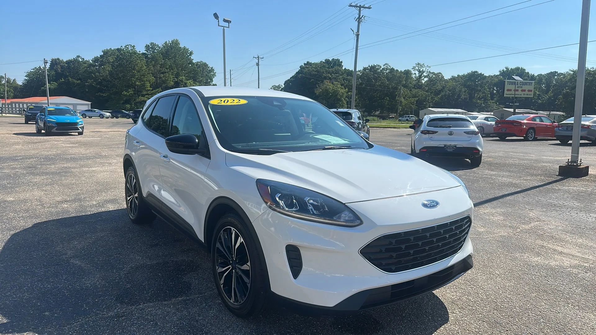 Used 2022 Ford Escape SE w/ SE Sport Appearance Package image 3
