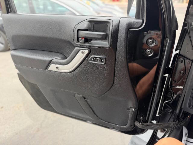 Used 2014 Jeep Wrangler Unlimited Sahara w/ Dual Top Group AWD/4WD image 10