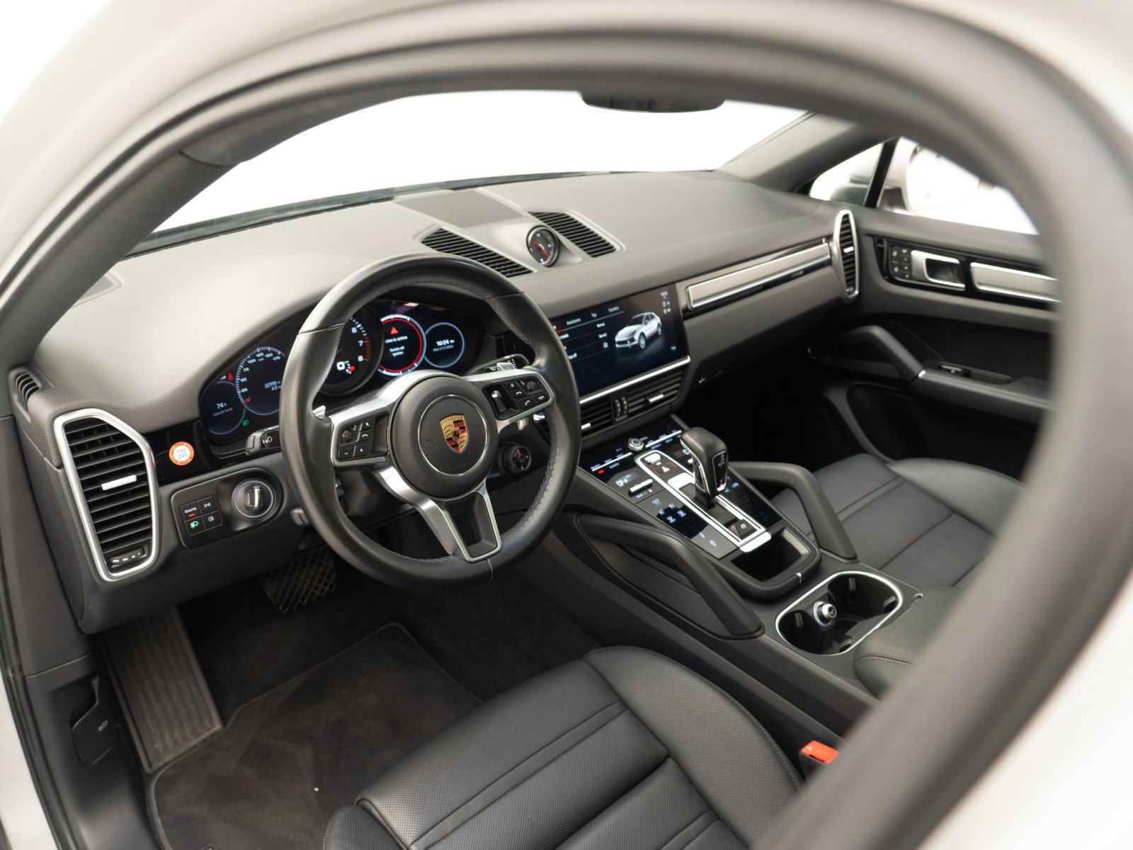 Certified 2022 Porsche Cayenne Platinum Edition image 4