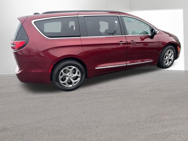 Used 2023 Chrysler Pacifica Limited image 9