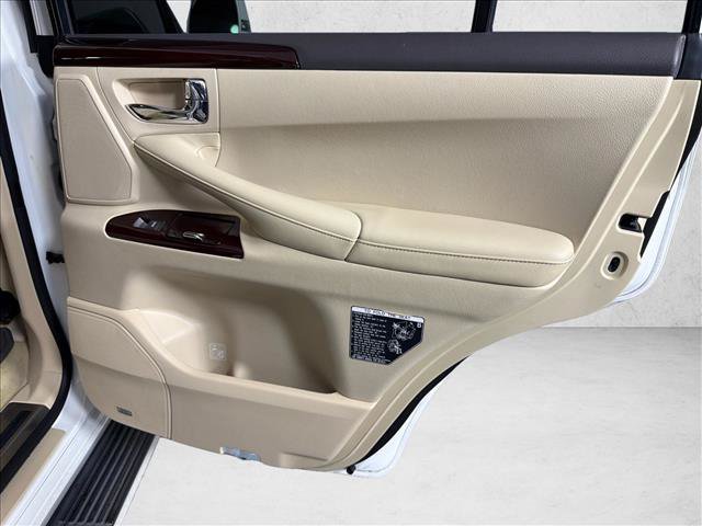 Used 2013 Lexus LX 570 4WD w/ Luxury Pkg w/Pre-crash image 18