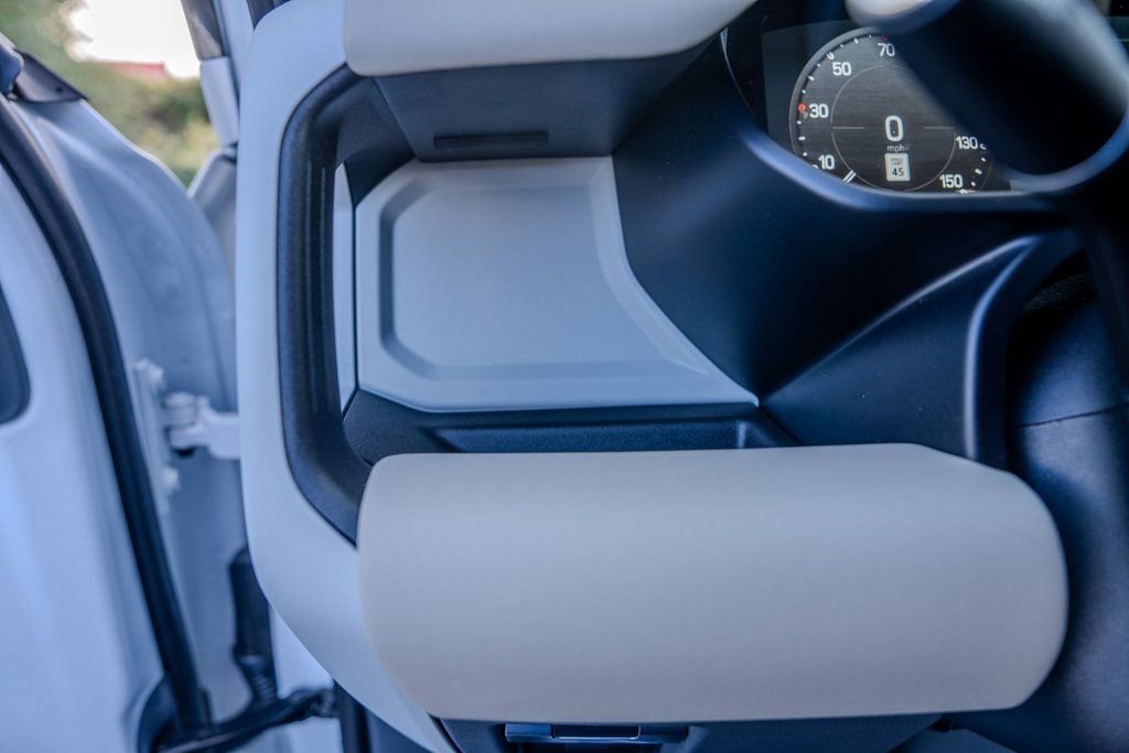 Used 2024 Land Rover Defender 130 S image 8