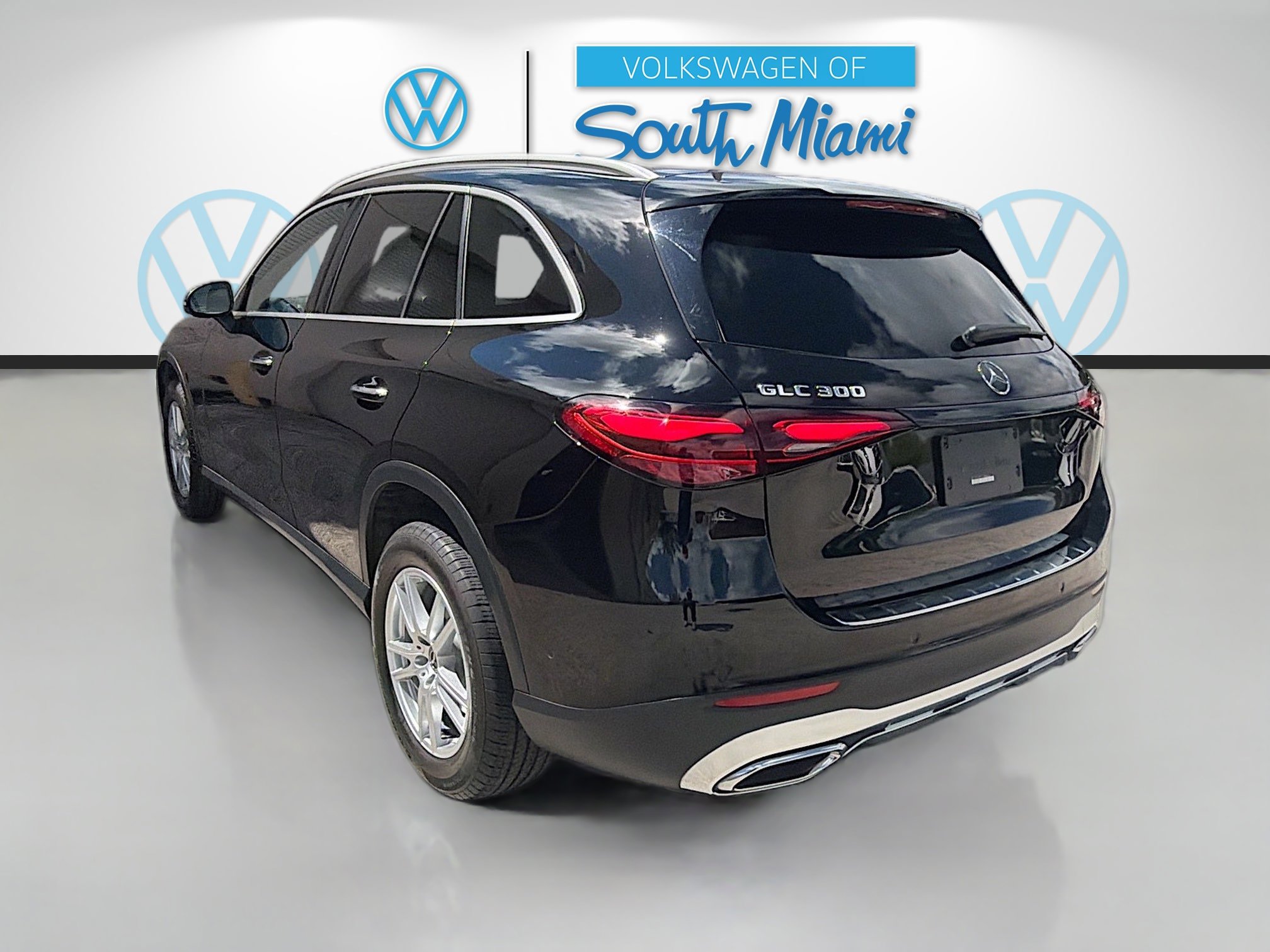 Used 2023 Mercedes-Benz GLC 300 w/ Exclusive Trim Package image 5
