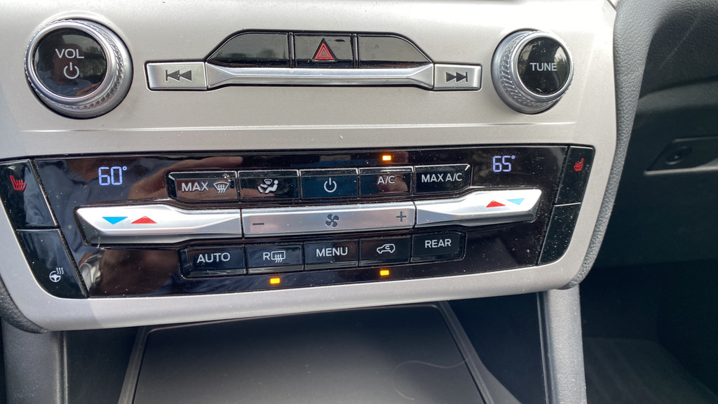 Used 2020 Ford Explorer XLT w/ Equipment Group 202A AWD/4WD image 19