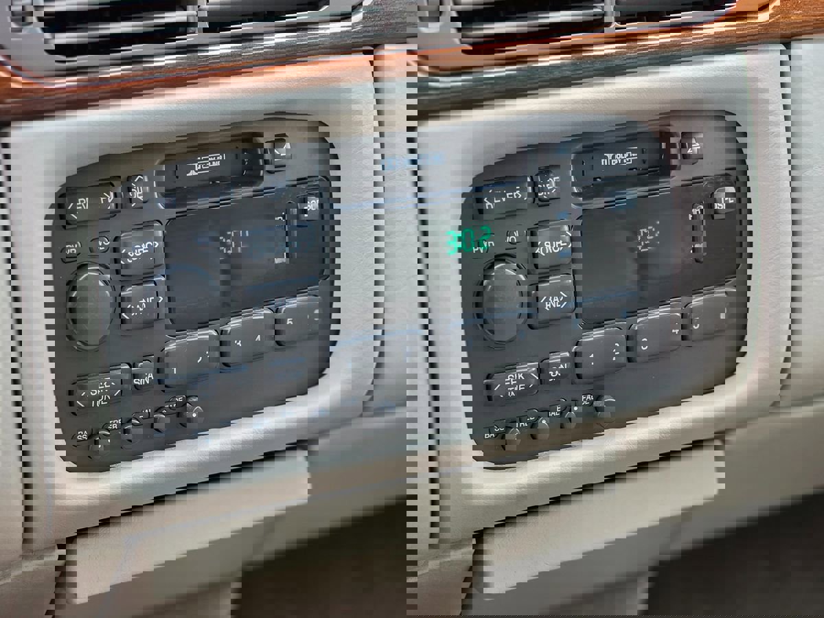 Used 1997 Cadillac De Ville D'Elegance w/ Safety/Security Pkg image 27