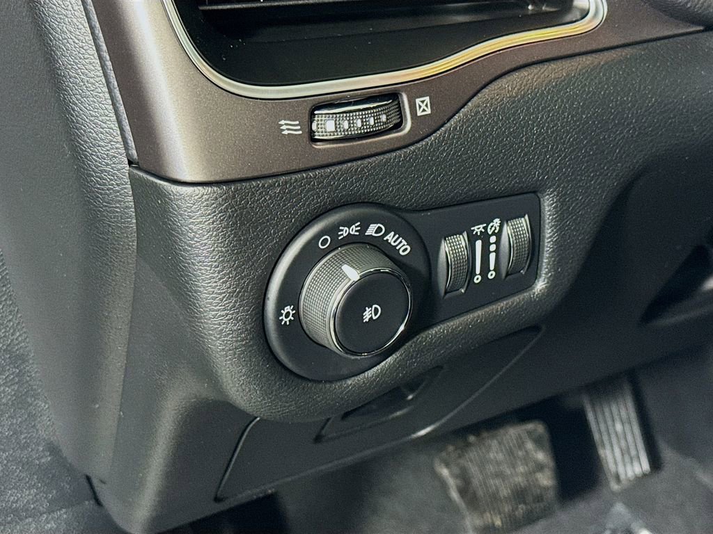 Used 2020 Jeep Cherokee Latitude Plus w/ Cold Weather Group image 10