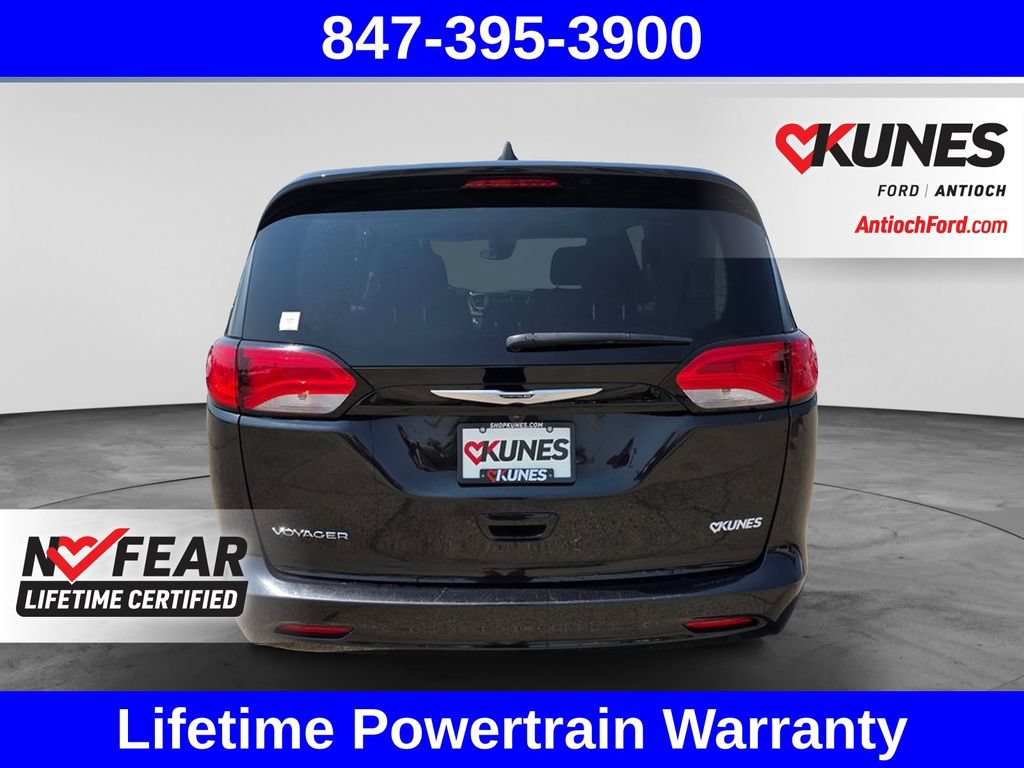 Used 2023 Chrysler Voyager LX FWD image 9