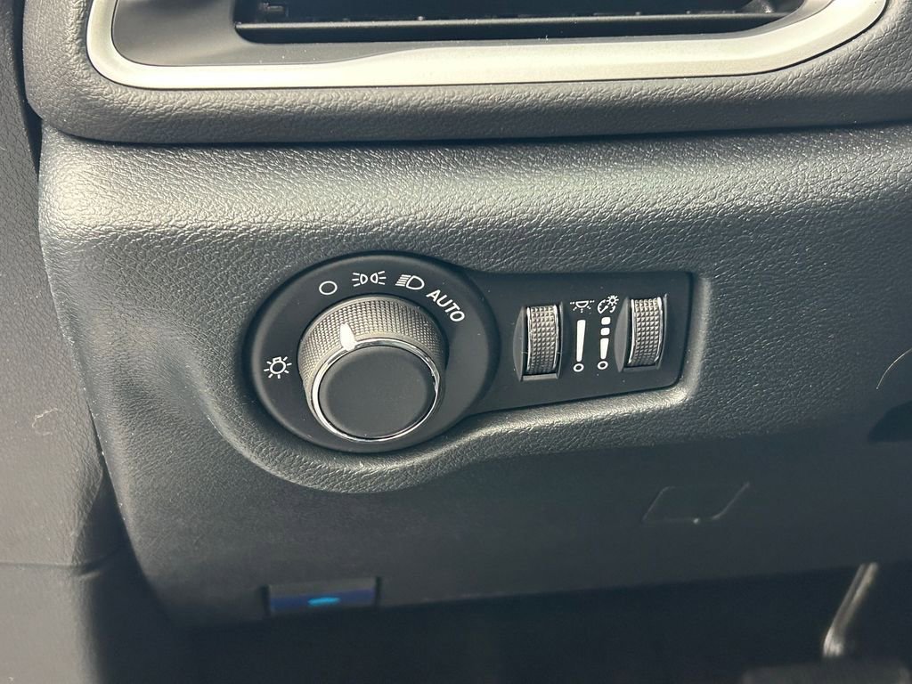 New 2026 Chrysler Voyager LX image 21
