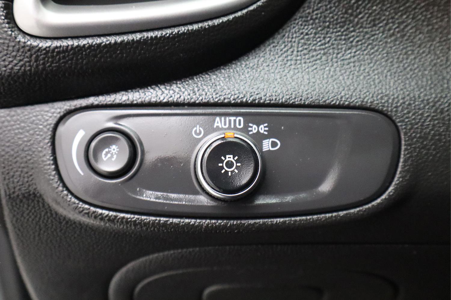 Used 2022 Chevrolet Trax LT w/ LT Convenience Package image 26