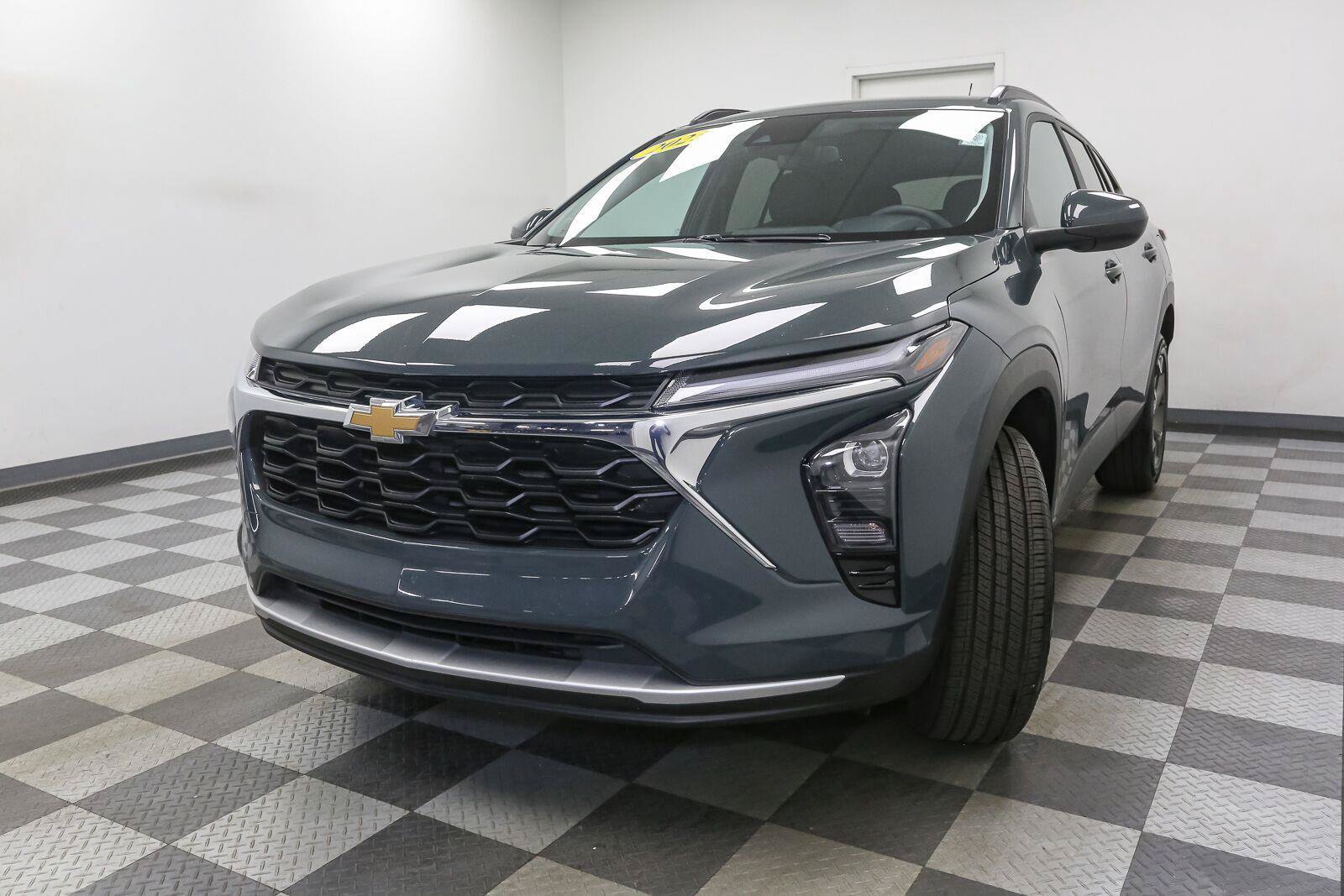 Used 2025 Chevrolet Trax LT FWD image 4
