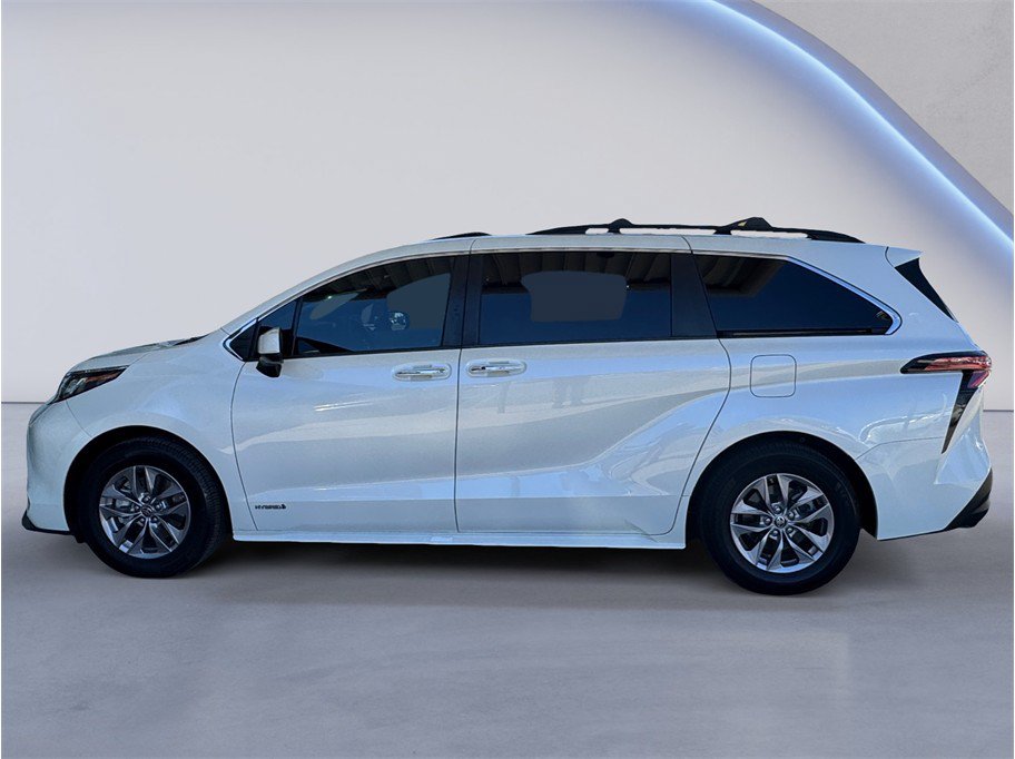 Used 2021 Toyota Sienna XLE w/ XLE Plus Package FWD image 3