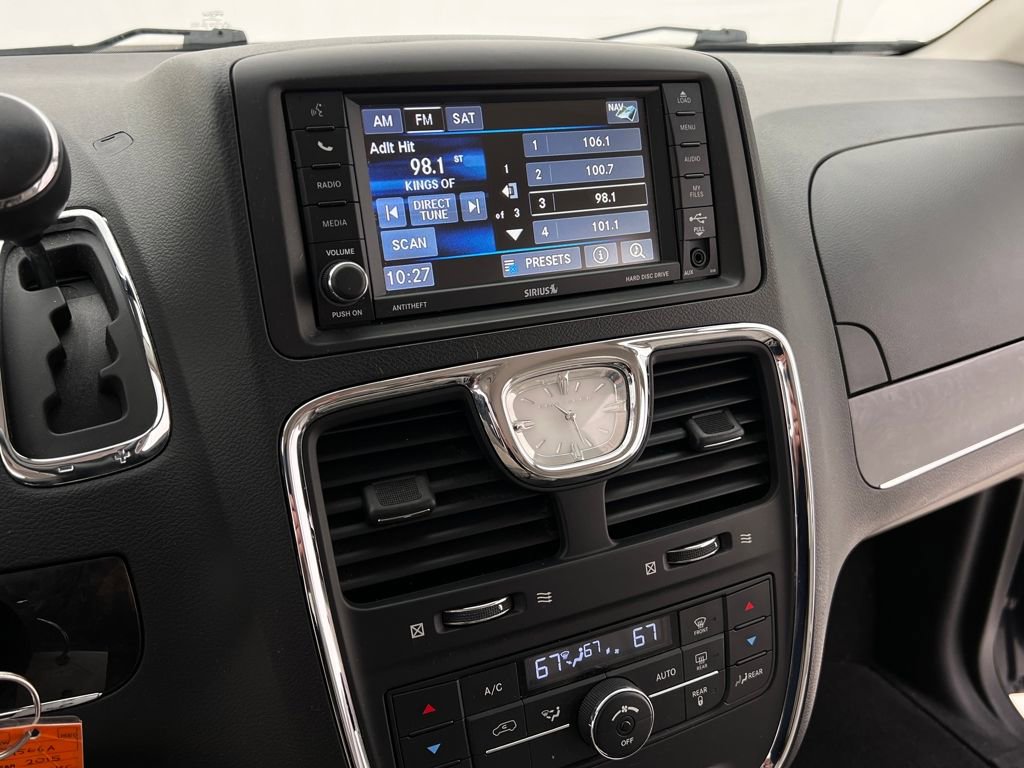Used 2015 Chrysler Town & Country Touring image 20