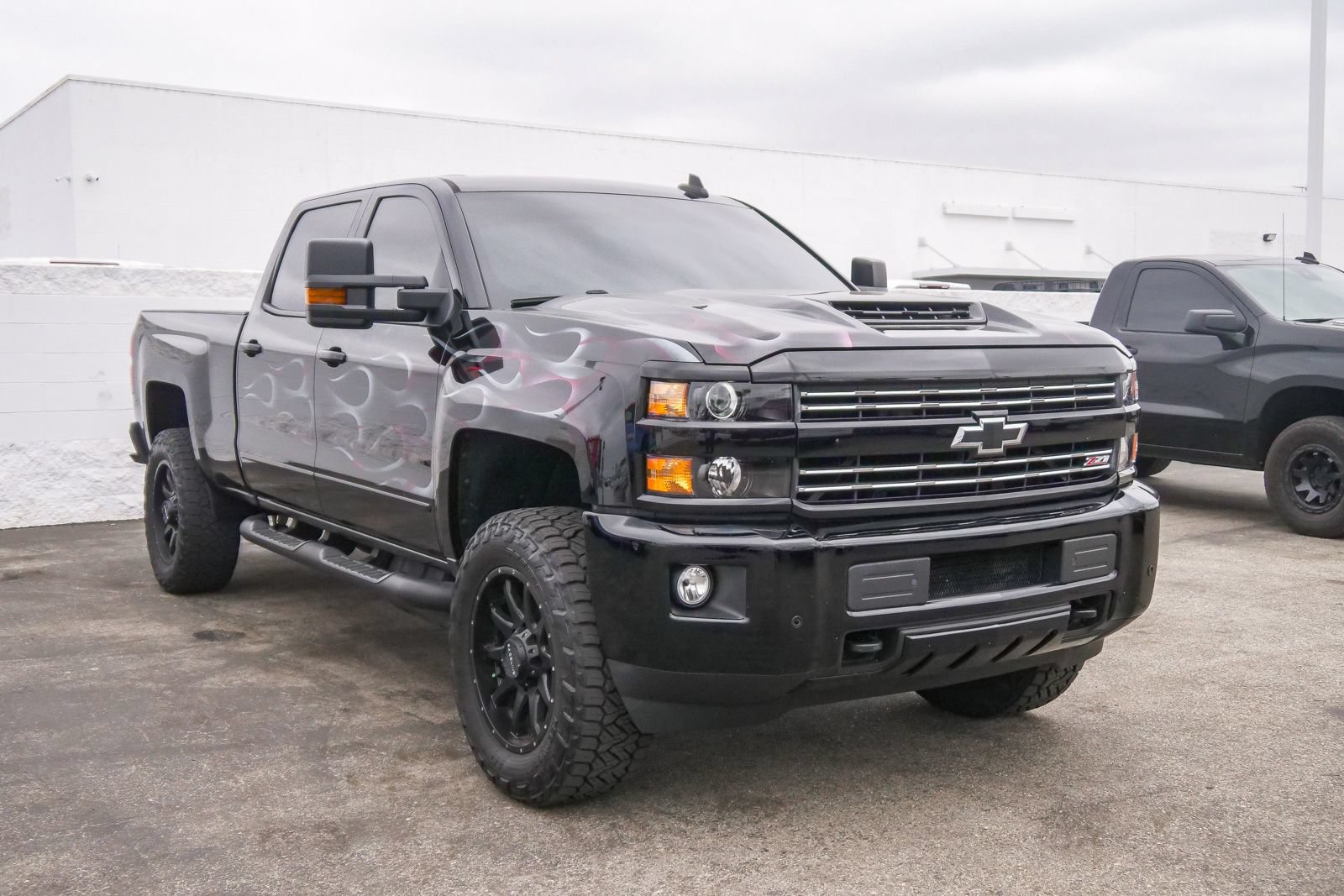 Used 2019 Chevrolet Silverado 2500 LT w/ Midnight Edition AWD/4WD image 3