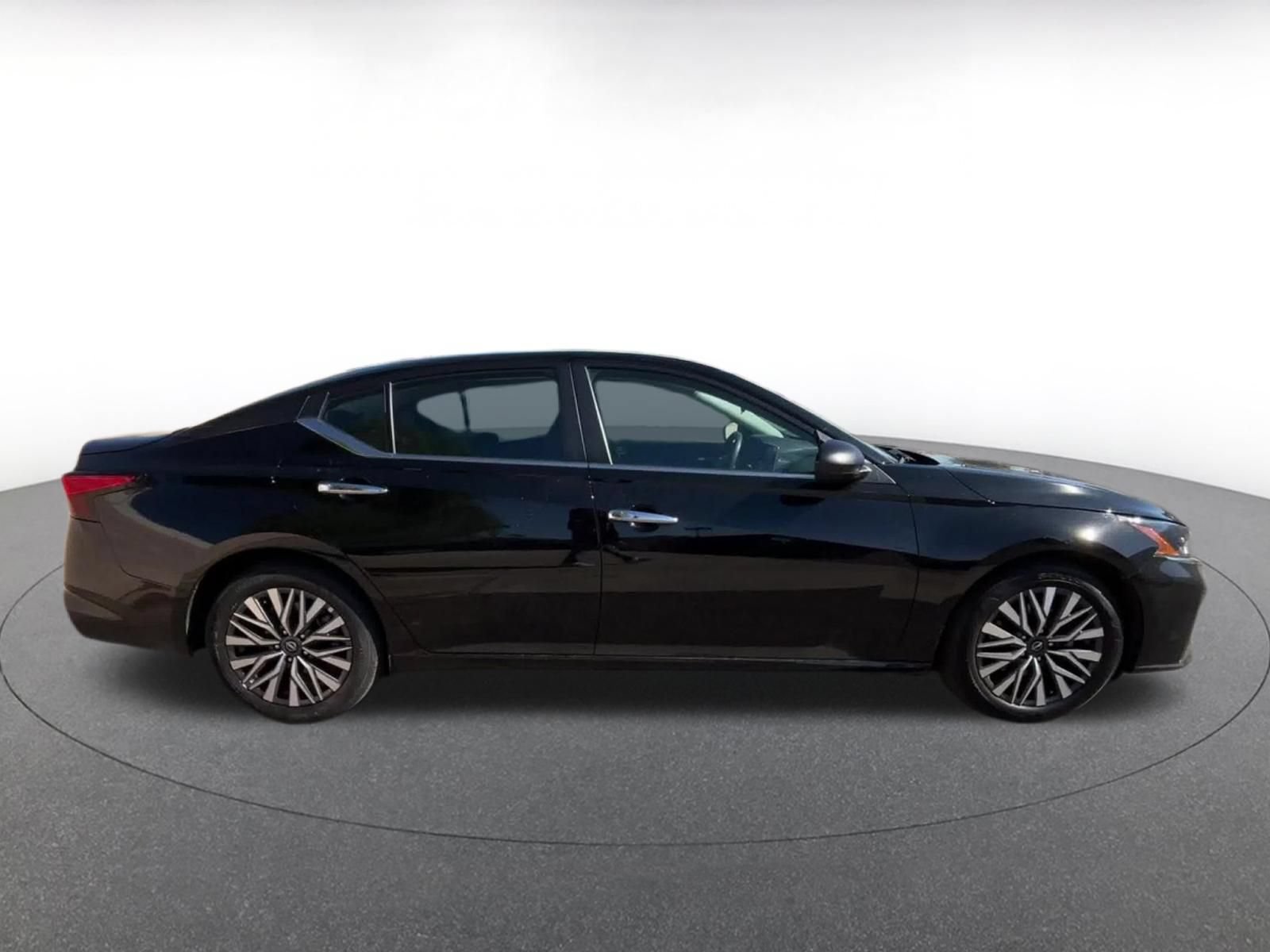 Used 2025 Nissan Altima 2.5 SV FWD image 15