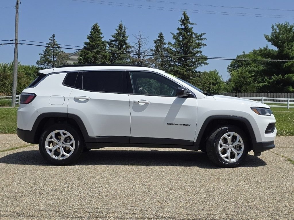 Used 2024 Jeep Compass Latitude AWD/4WD image 16