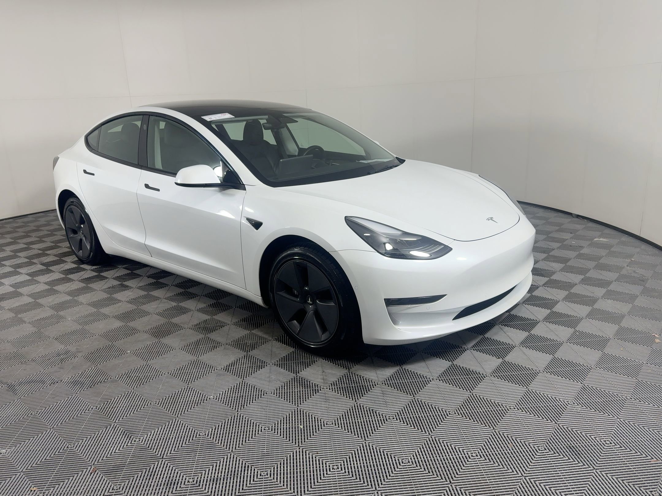 Used 2022 Tesla Model 3 Standard Range image 6