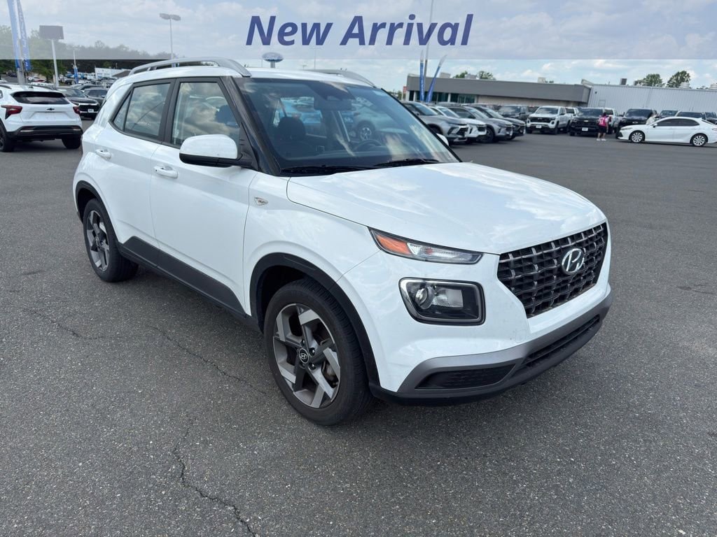 Used 2025 Hyundai Venue SEL FWD image 2