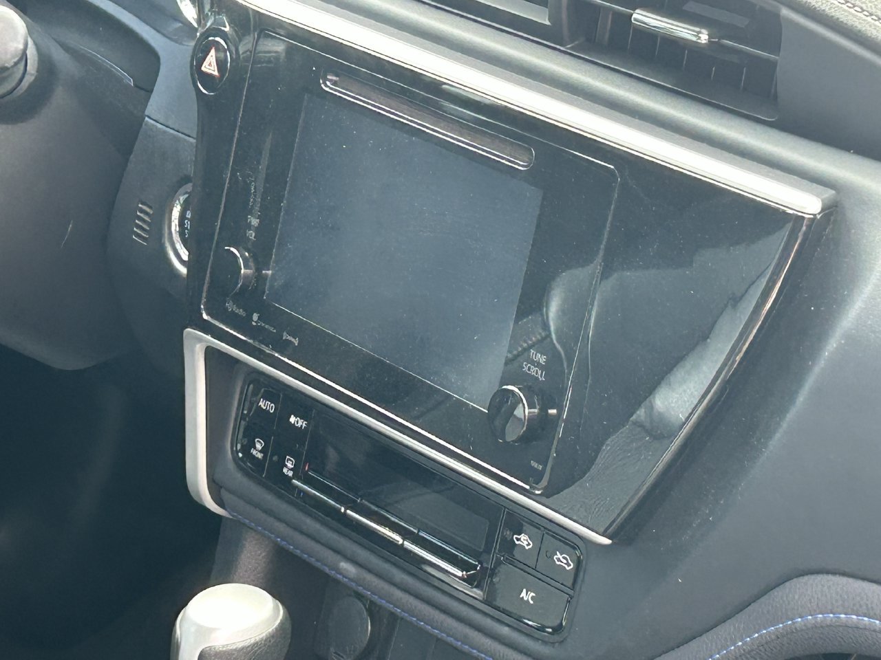 Used 2019 Toyota Corolla SE w/ SE Premium Package FWD image 7