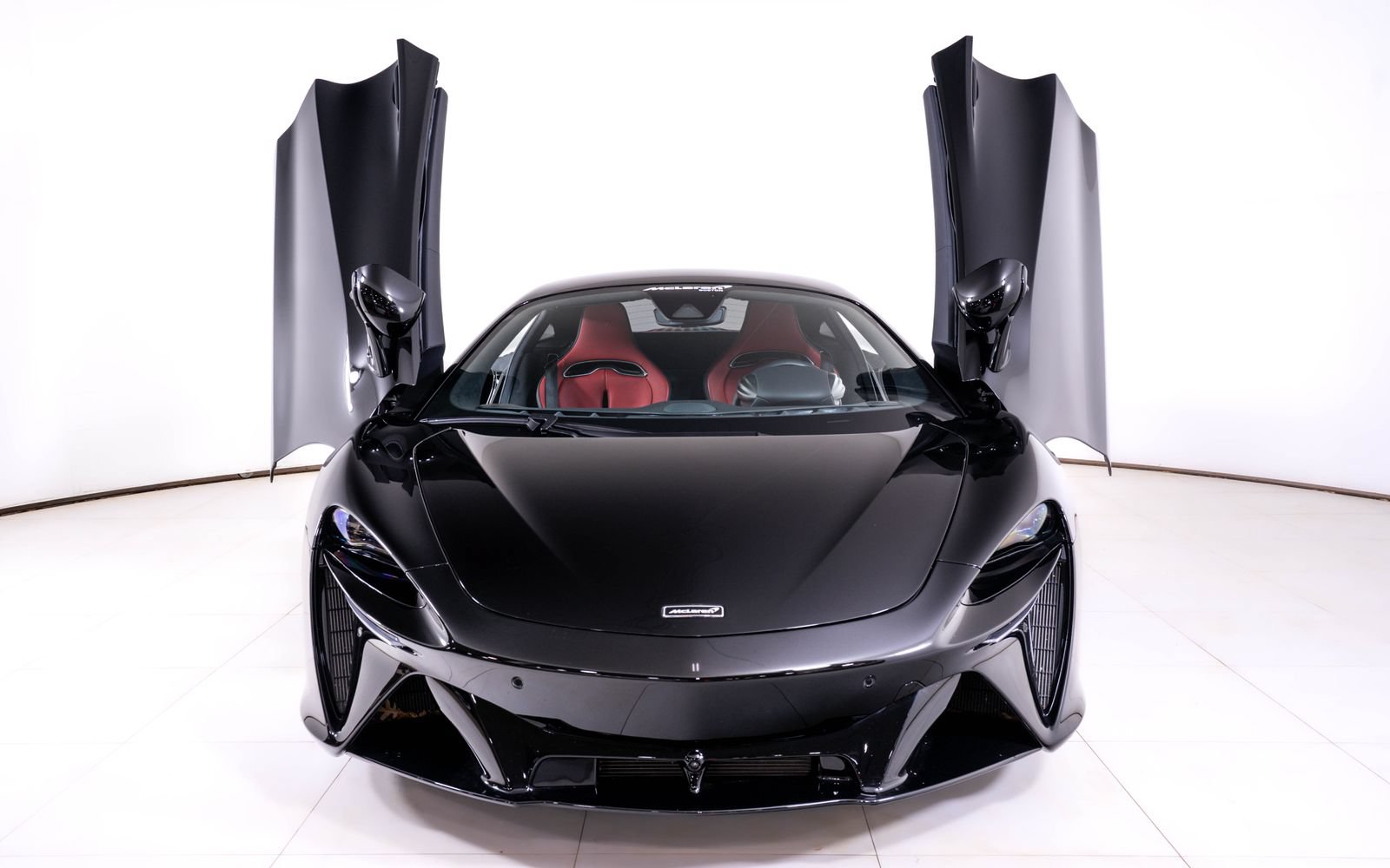 Used 2024 McLaren Artura RWD image 9