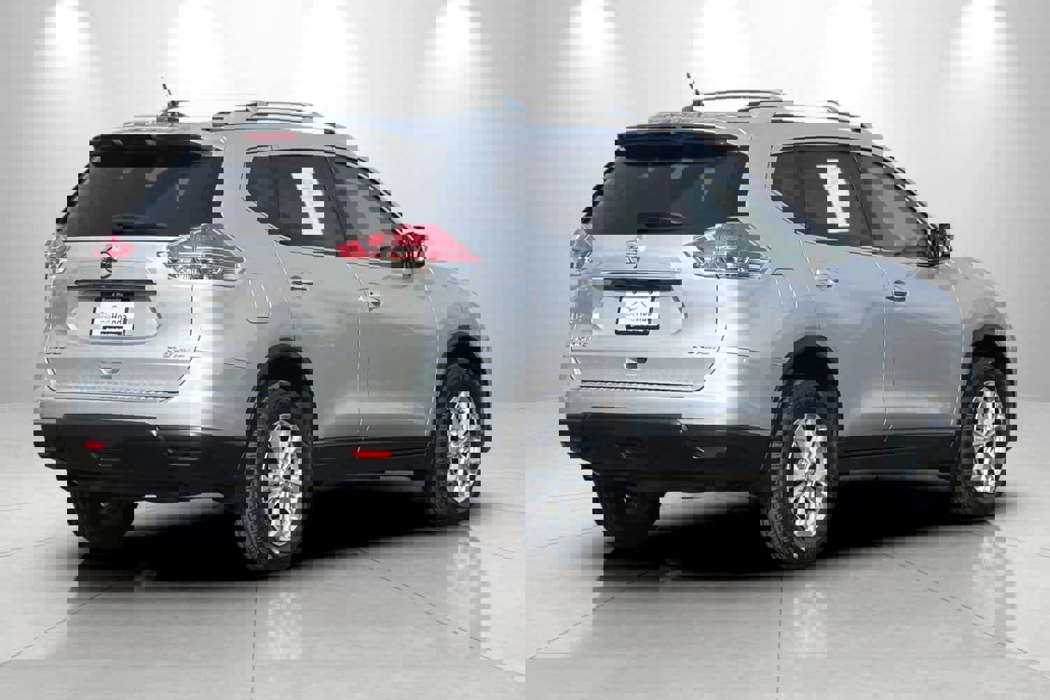 Used 2016 Nissan Rogue SV w/ SV Moonroof Package image 2