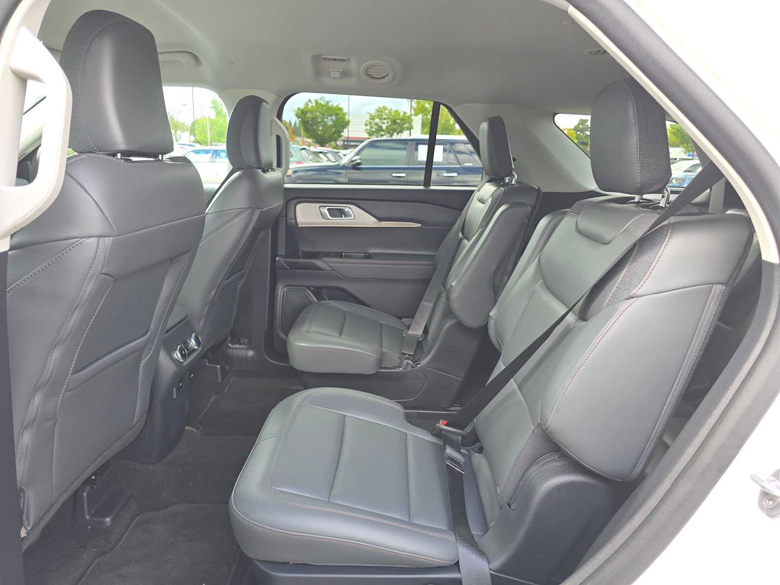 Used 2025 Ford Explorer Active w/ Active Comfort Package RWD image 16