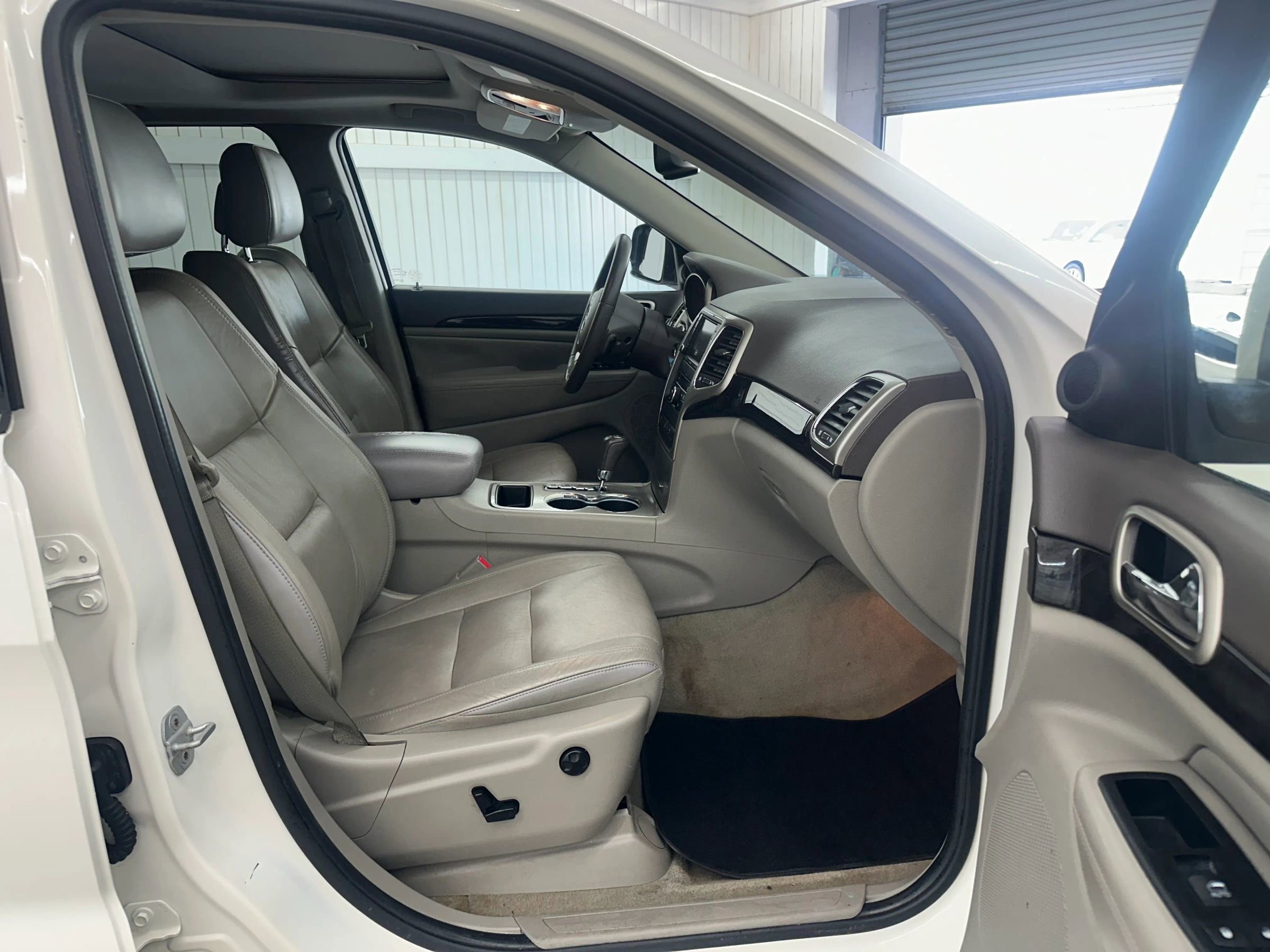 Used 2011 Jeep Grand Cherokee Laredo RWD image 15