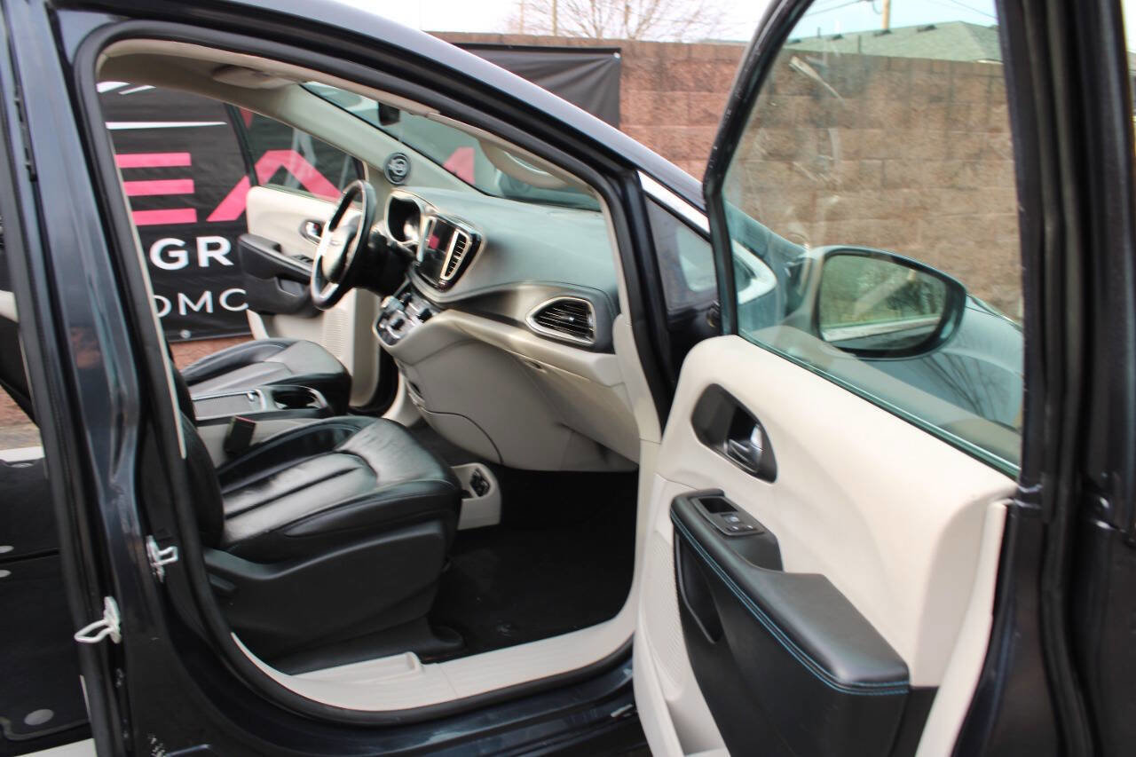 Used 2021 Chrysler Pacifica Touring-L FWD image 15