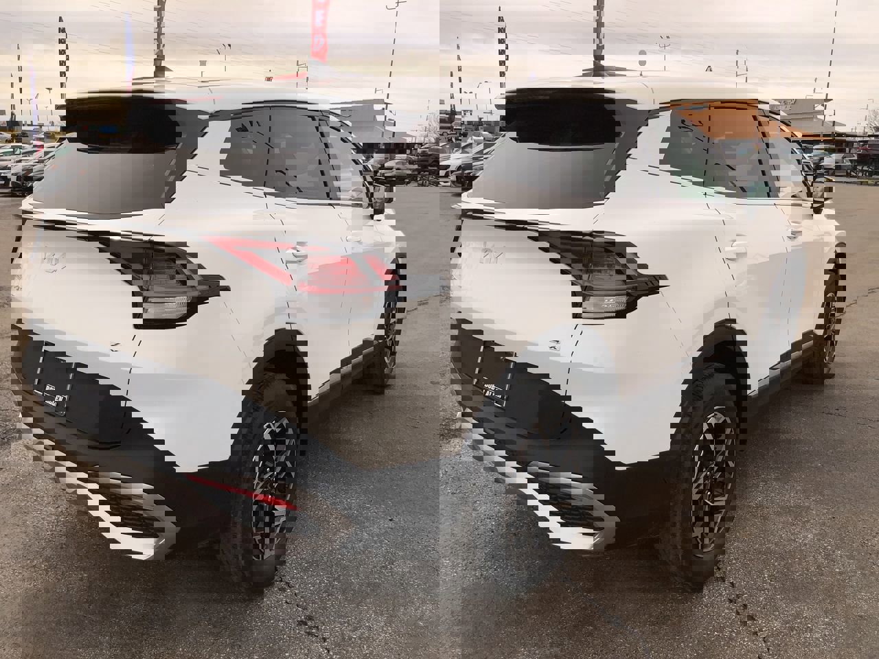 Used 2023 Kia Sportage LX image 5