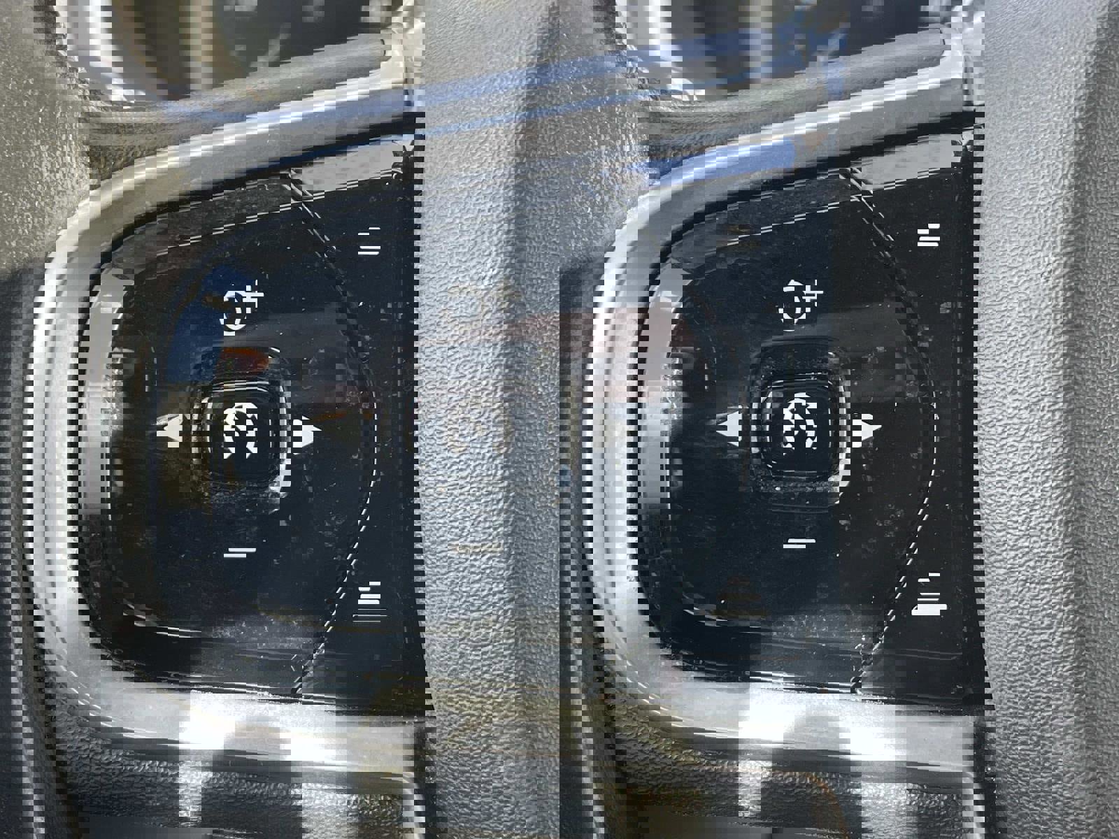 Used 2016 Volvo XC90 T6 Momentum w/ Momentum Plus Package image 25