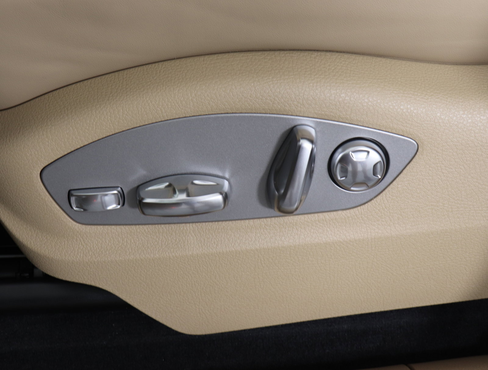 Used 2025 Porsche Macan image 23