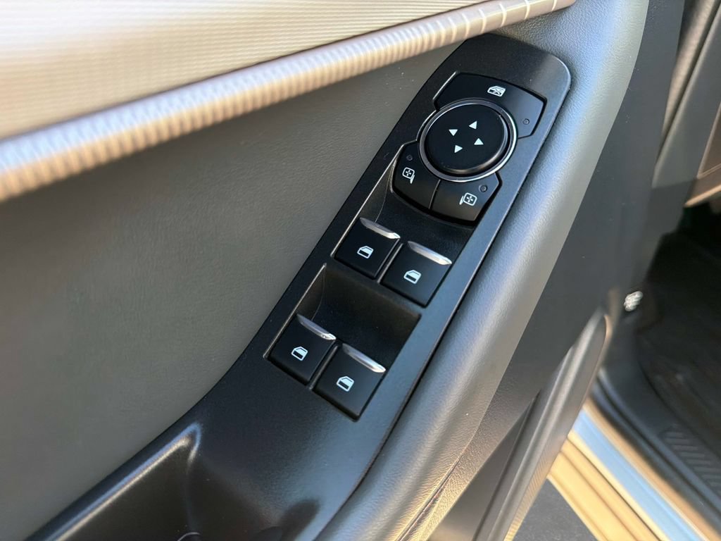 Used 2025 Ford Explorer Active AWD/4WD image 19