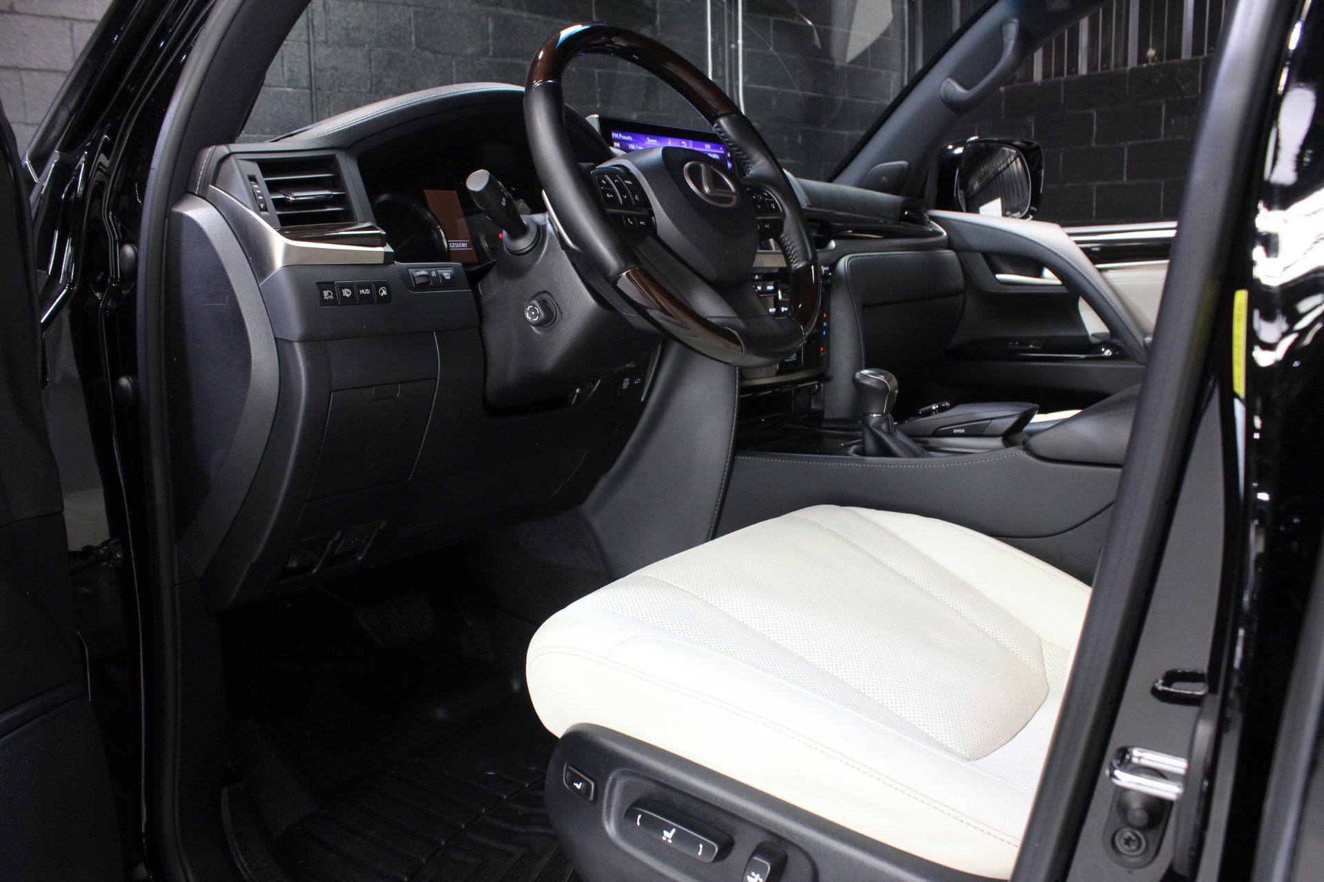 Used 2019 Lexus LX 570 Three-Row Inspiration Series w w/ Inspiration Series image 26