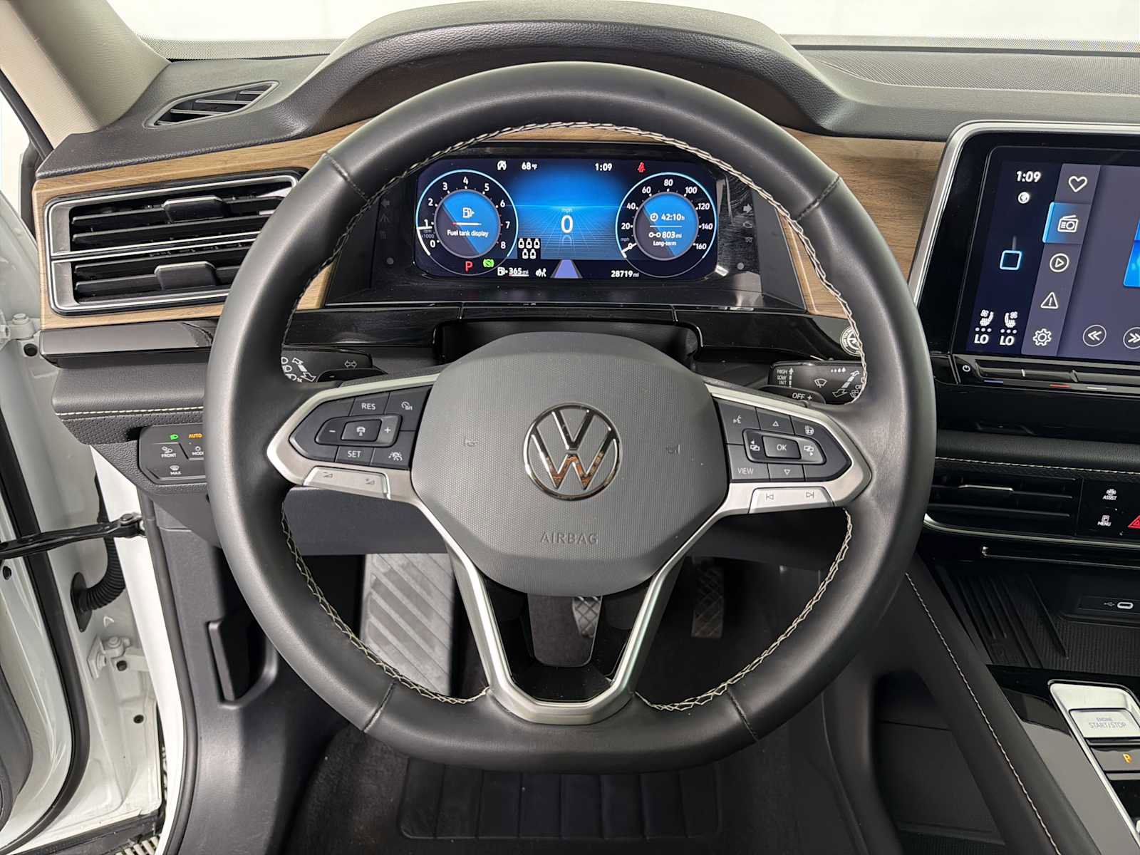 Used 2025 Volkswagen Atlas SE AWD/4WD image 24