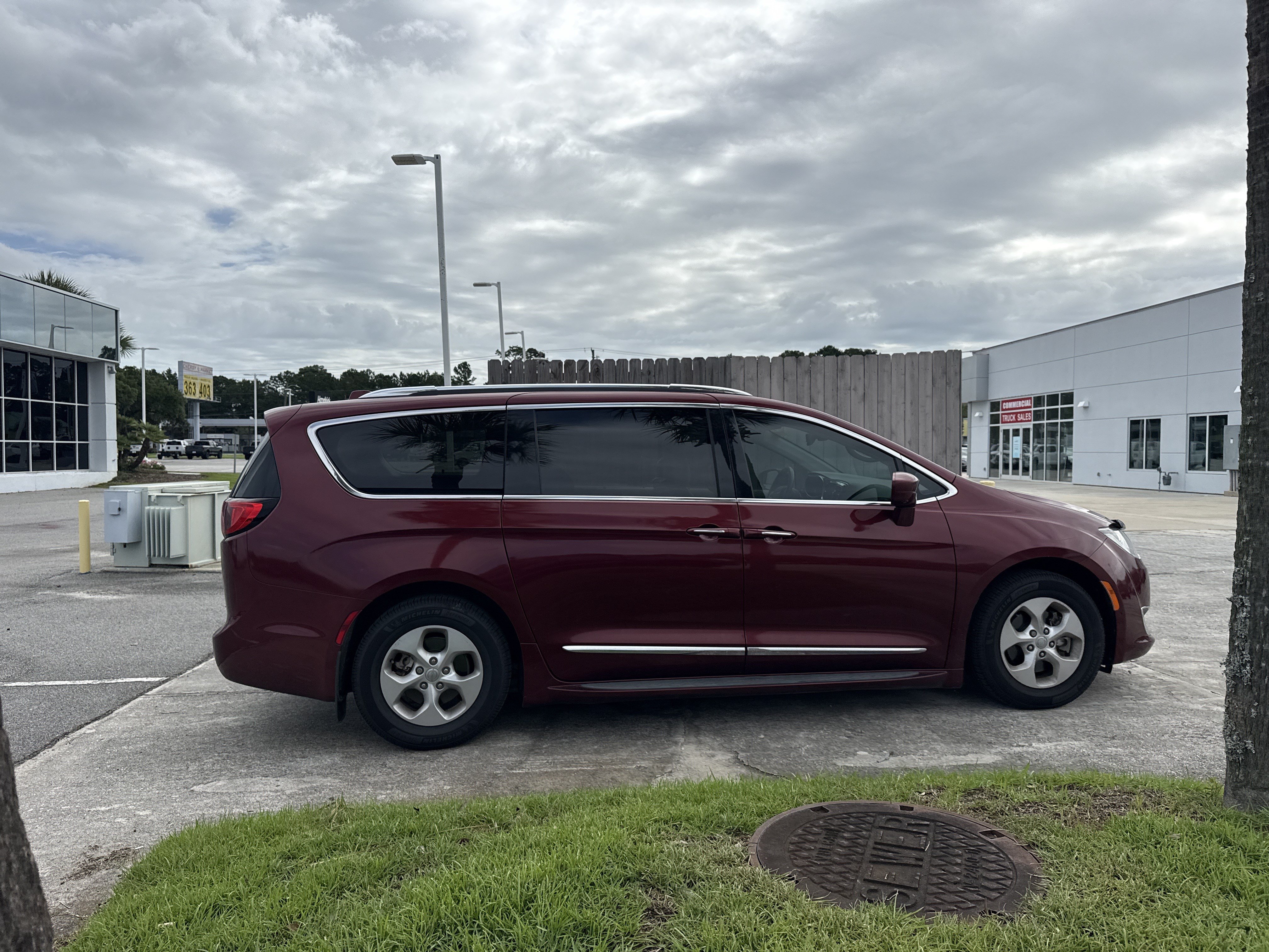 Used 2017 Chrysler Pacifica Touring-L Plus w/ Advanced Safetytec Group FWD image 10
