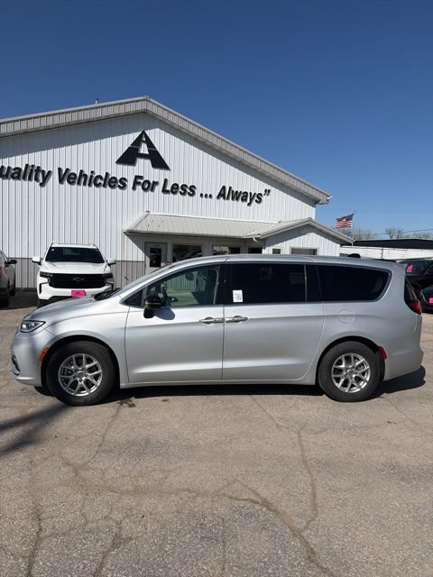 Used 2024 Chrysler Pacifica Touring-L FWD image 12