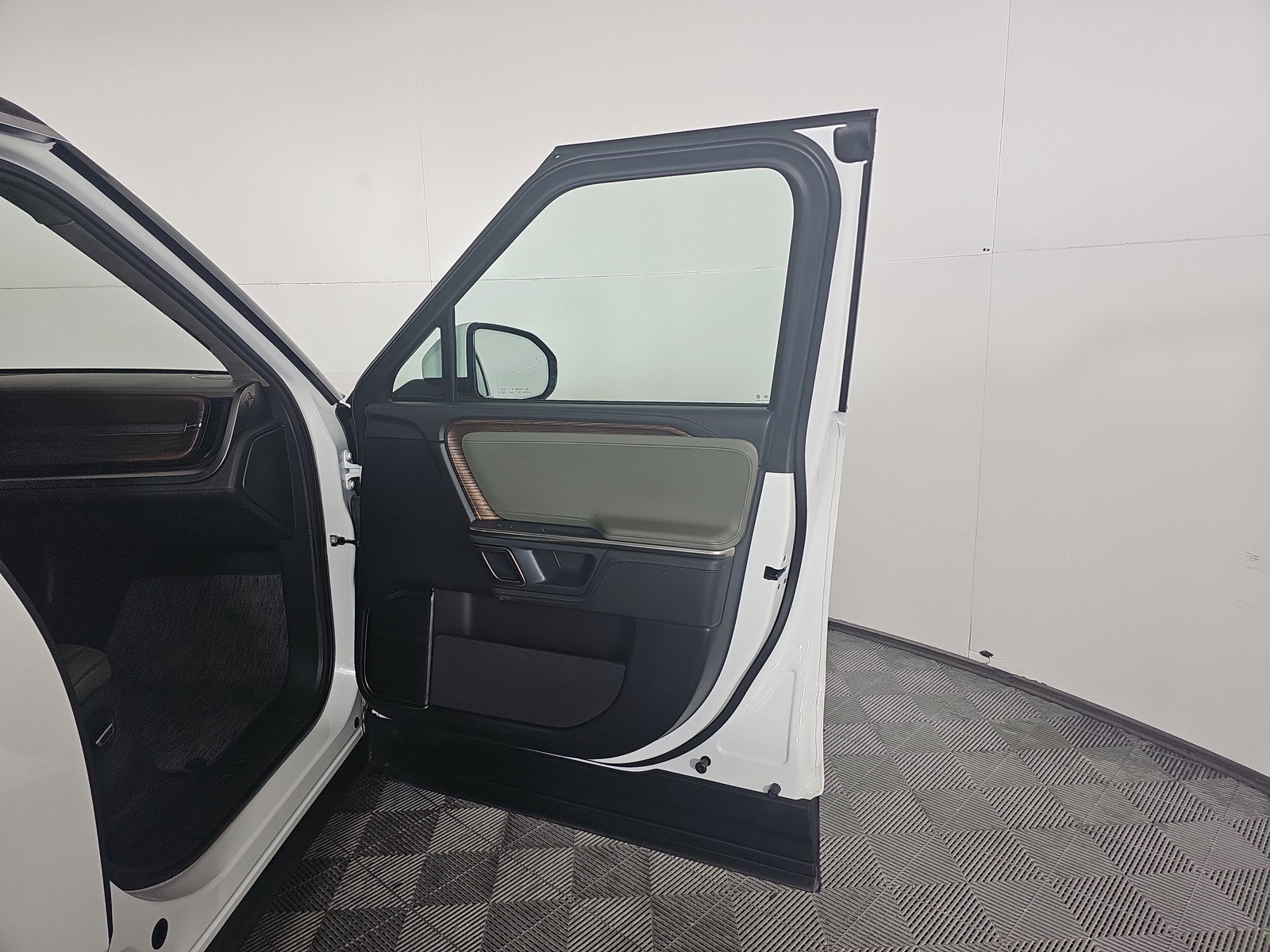 Used 2024 Rivian R1S Adventure image 18