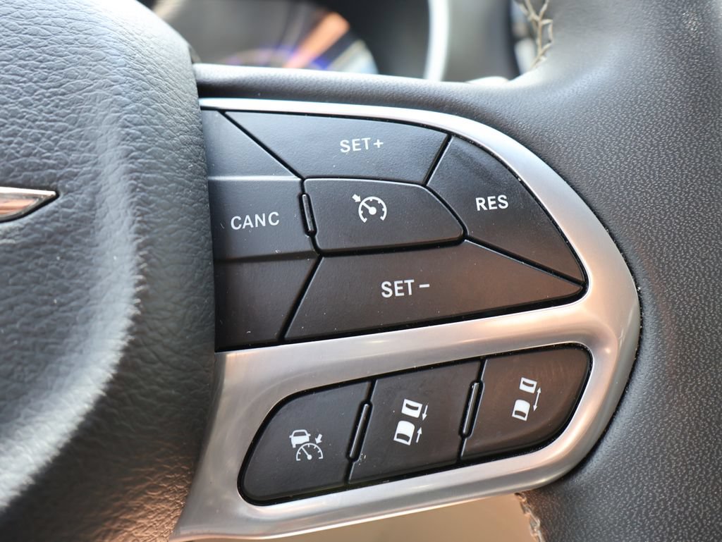 Used 2024 Chrysler Pacifica Touring-L FWD image 18