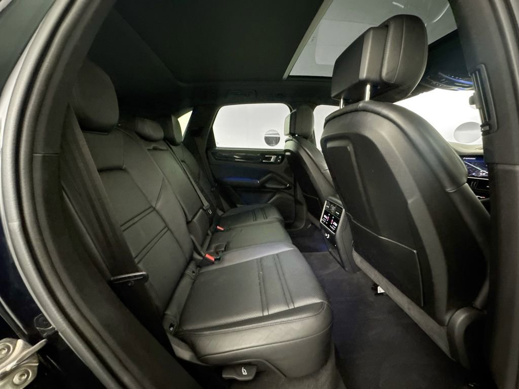 Used 2023 Porsche Cayenne Platinum Edition AWD/4WD image 27