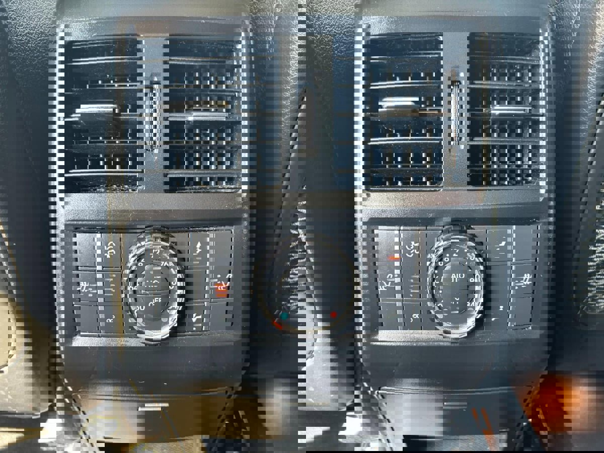 Used 2014 Mercedes-Benz GL 550 4MATIC image 25