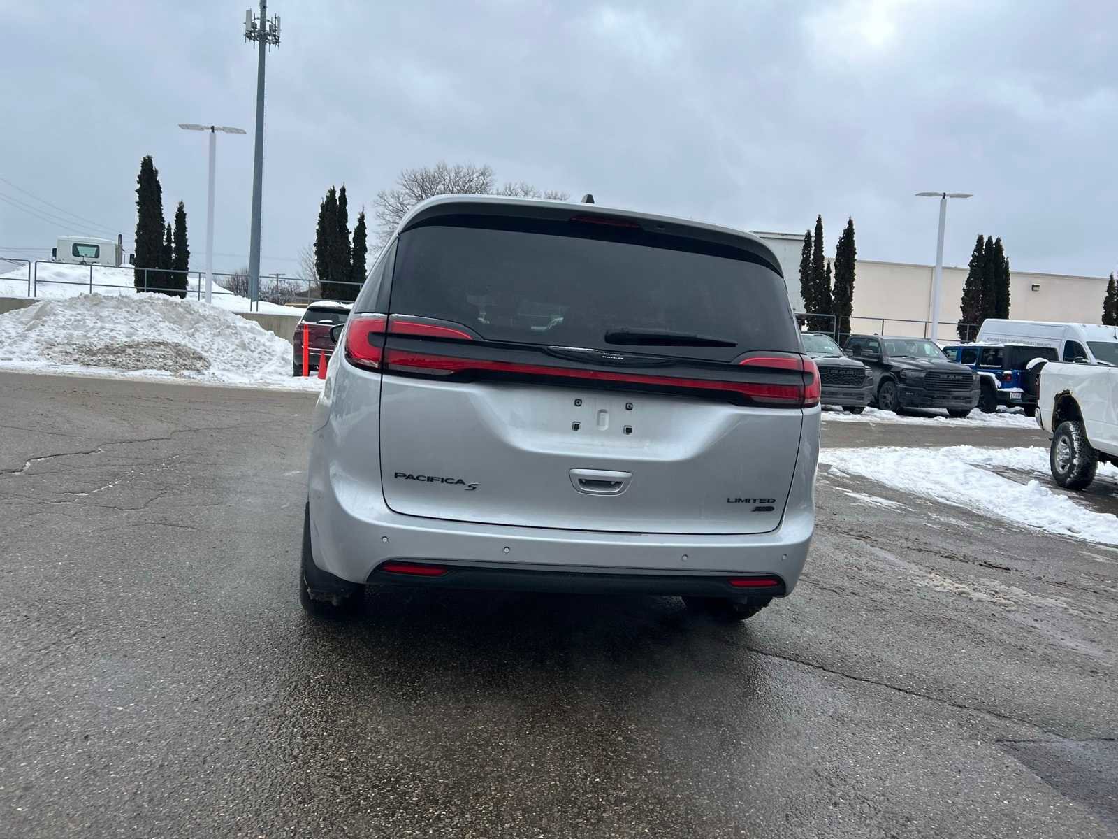 Used 2023 Chrysler Pacifica Limited w/ Uconnect Theater Family Group image 22