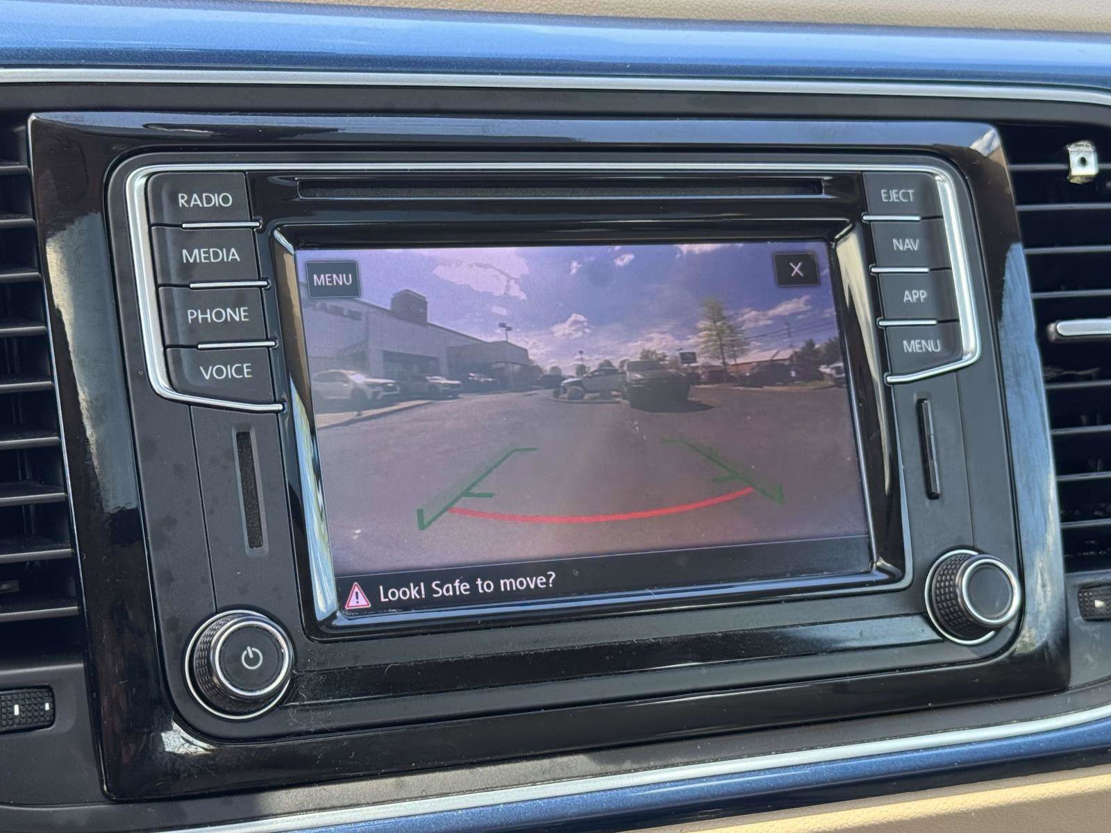 Used 2018 Volkswagen Beetle 2.0T SE w/ SE Premium Package FWD image 17