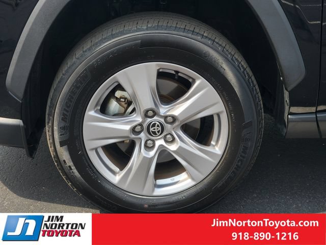 Used 2025 Toyota RAV4 XLE AWD/4WD image 12