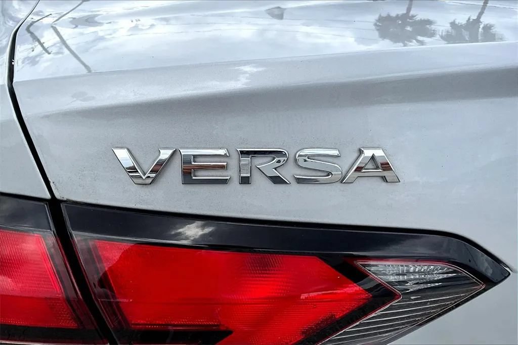 Used 2022 Nissan Versa SV w/ Electronics Package FWD image 7