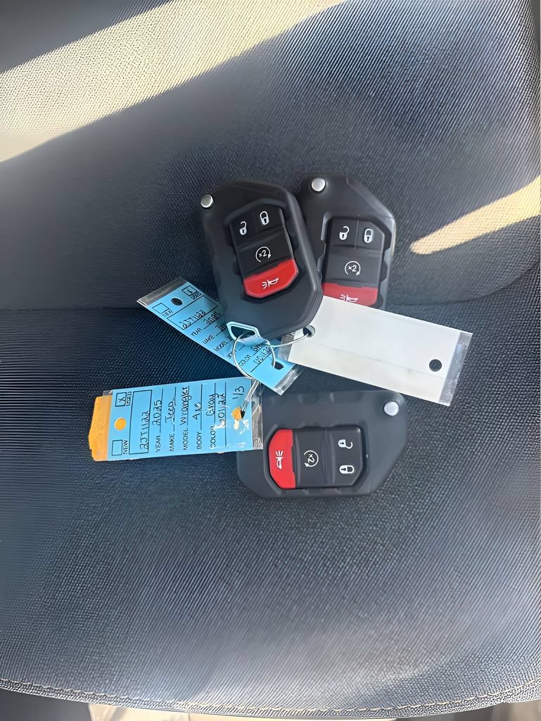 Used 2025 Jeep Wrangler Unlimited Sahara AWD/4WD image 30