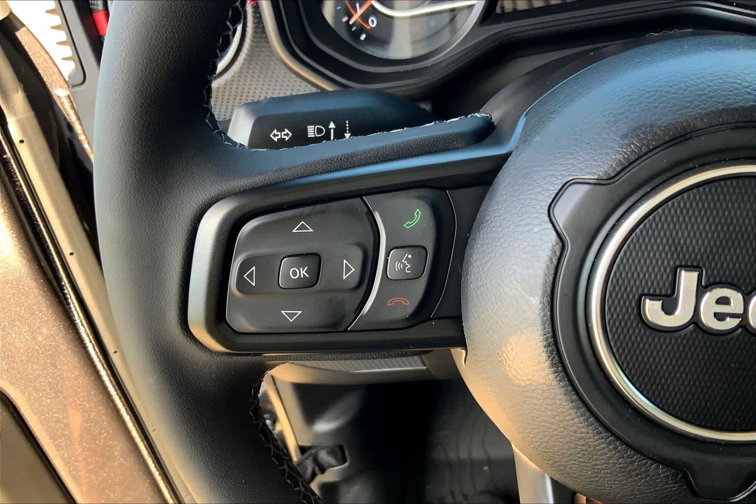 Used 2025 Jeep Gladiator Rubicon w/ Convenience Group AWD/4WD image 23