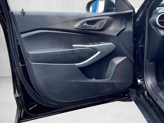Used 2025 Chevrolet Trax RS FWD image 17