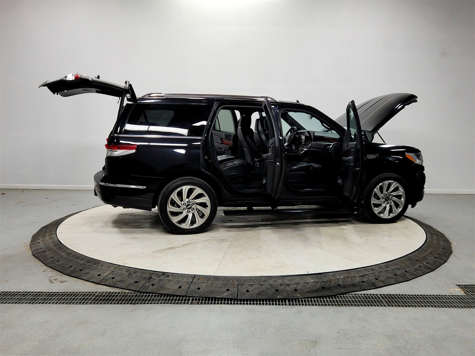 Used 2024 Lincoln Navigator Reserve image 16
